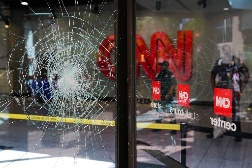 Cnn Boosts Ratings While Increasingly Turning Lens On Itself