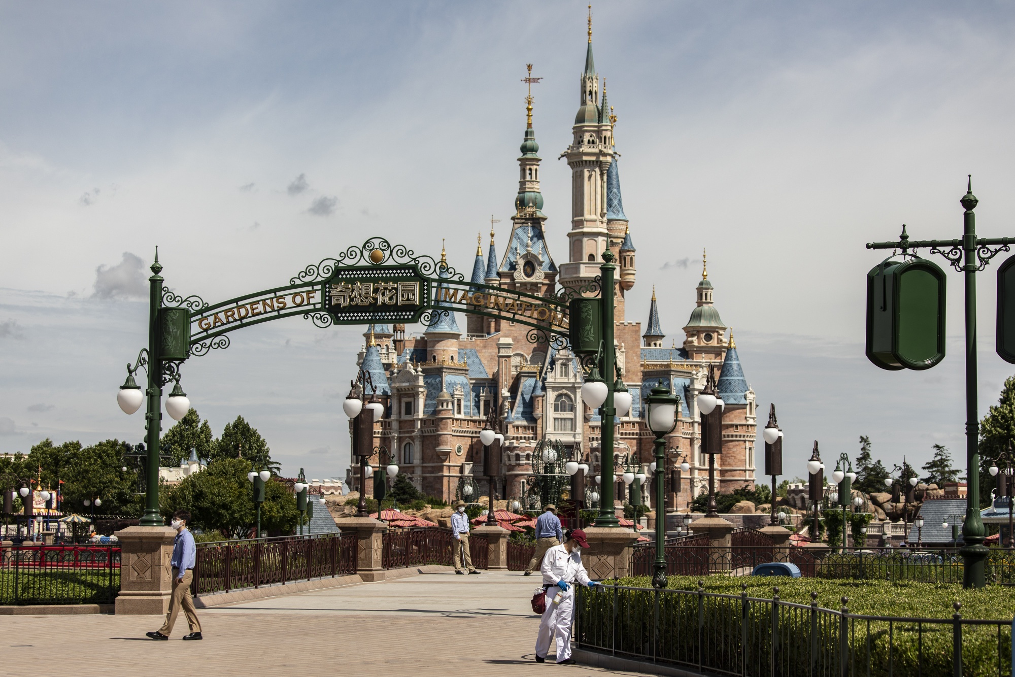 Shanghai Disneyland Locked Visitors in Park on Covid Case Bloomberg