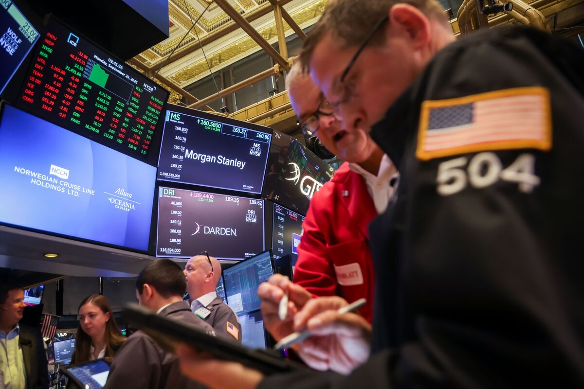 ブルームバーグのニュース記事「【米国市況】政府閉鎖2日目も株上昇、ハイテク勢い衰えず－ドル反発」の画像