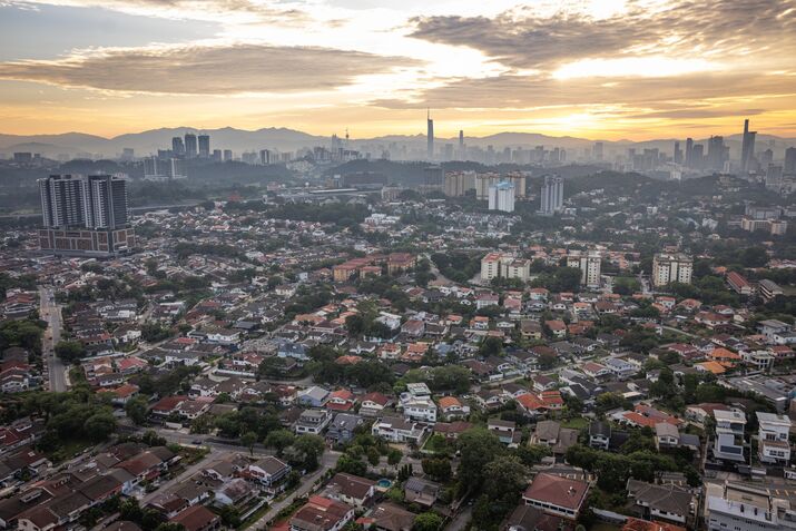 Malaysia Keeps Rate Steady Amid Cooling Inflation, Growth 