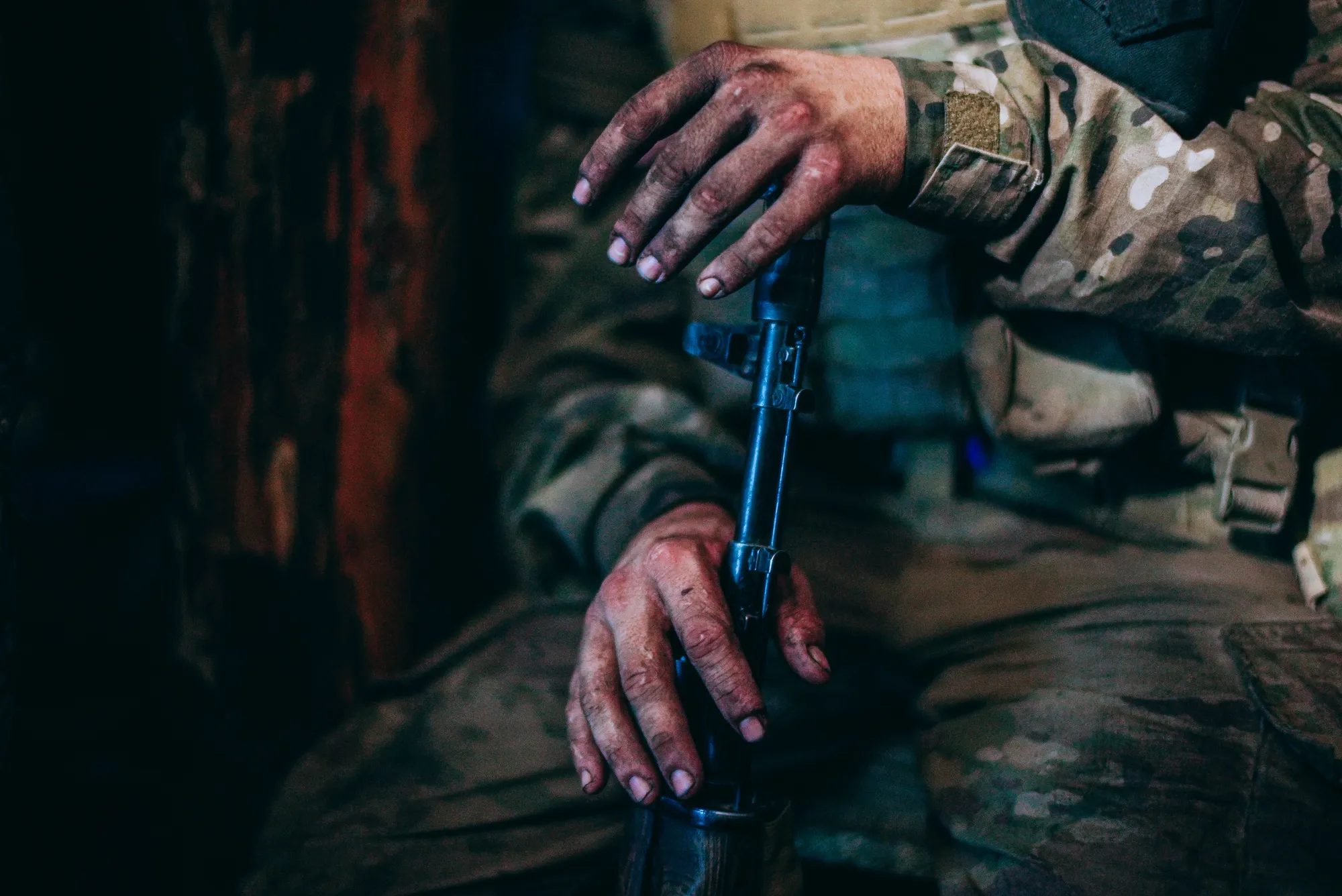 Un soldado espera en un refugio en el bosque de Serebryansky, en la región de Lugansk, Ucrania, en agosto.