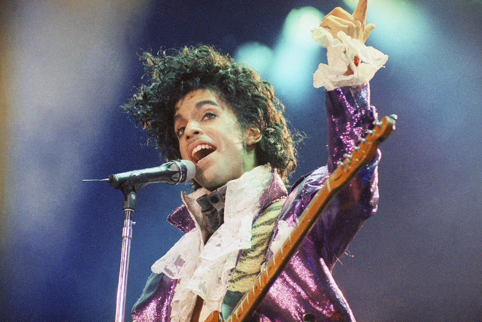 Певец принц фото Prince's puffy 'Purple Rain' shirt and other pieces from late singer's wardrobe 