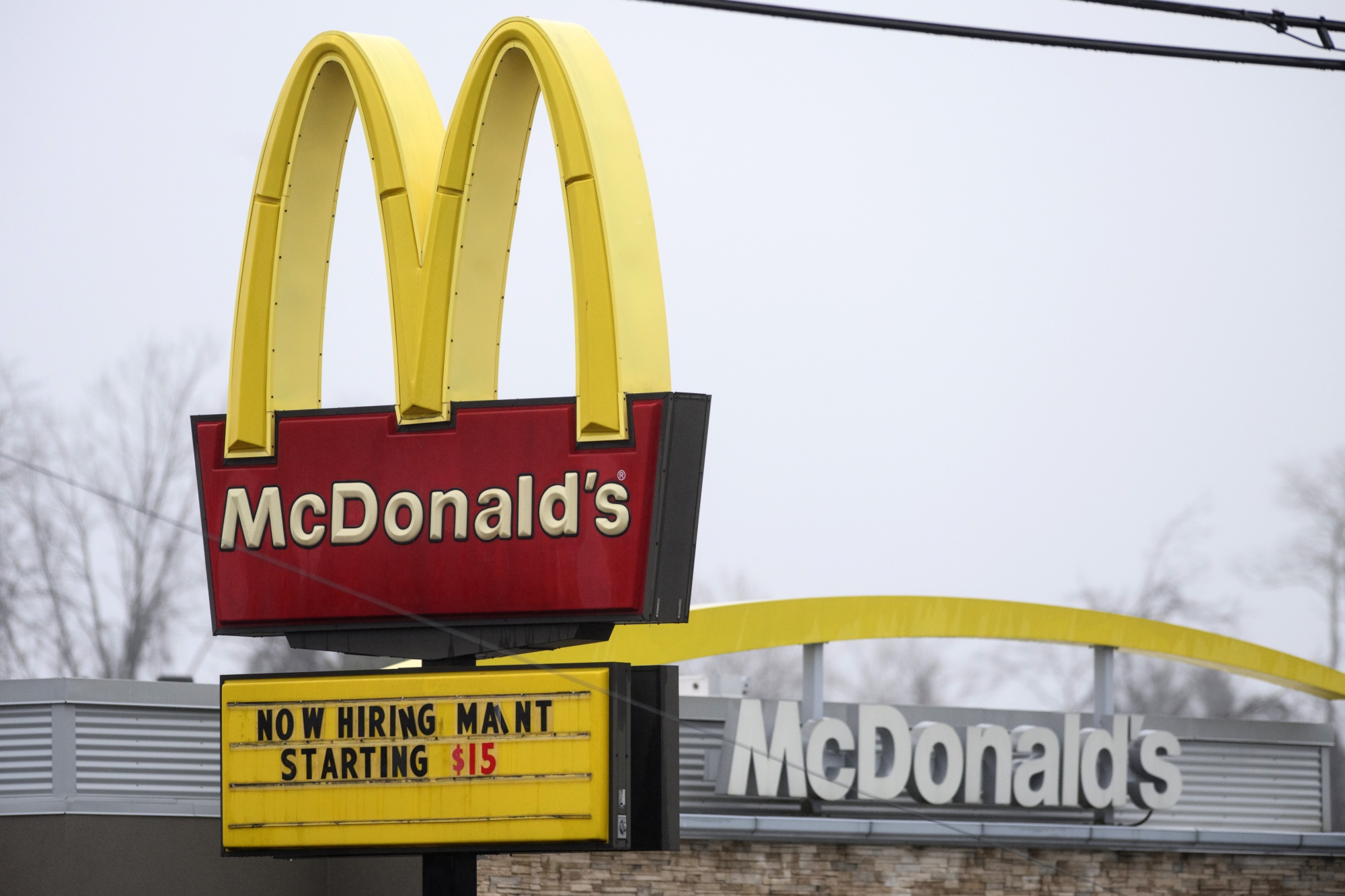 米マクドナルド、より大きなハンバーガーを試験導入へ－客足回復