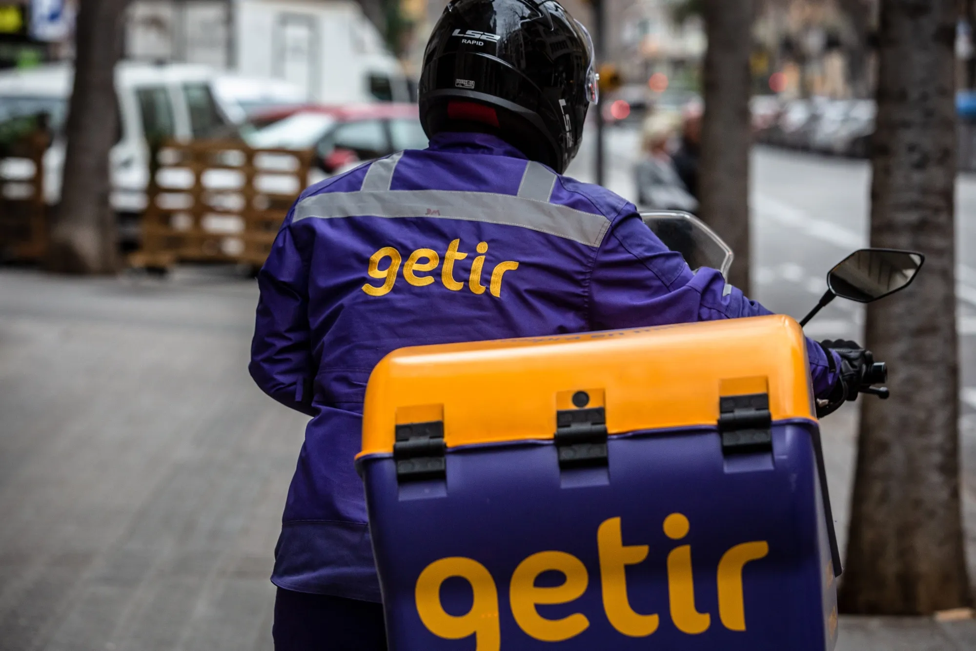 A courier for the food delivery service Getir in Barcelona, Spain.