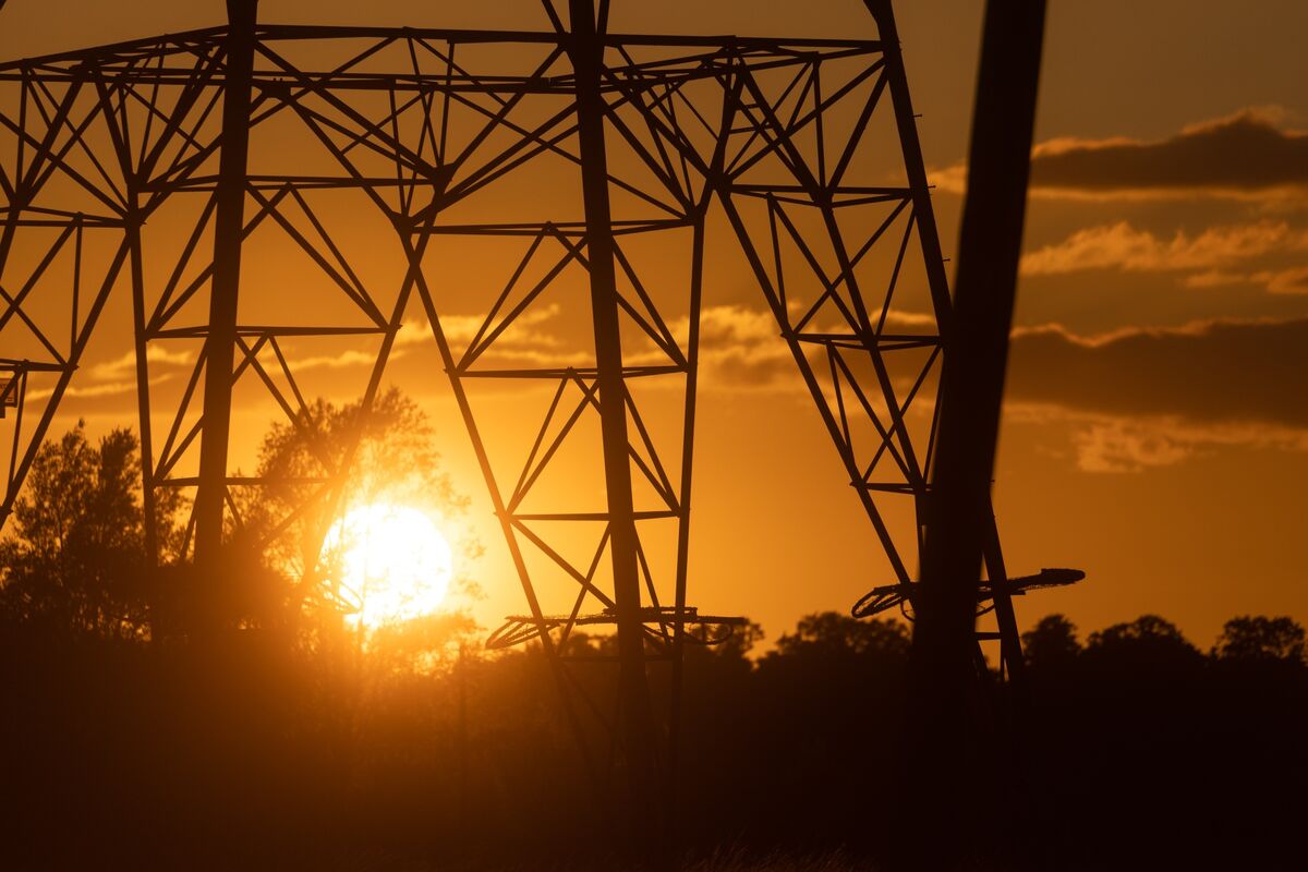 Swiss Electricity Prices Will Drop 4% Next Year, Regulator Says
