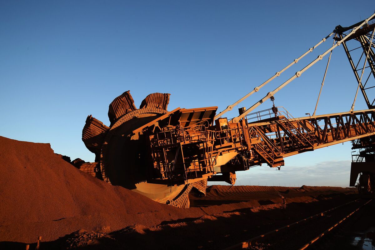 Iron Ore Rises on Fortescue Curbs and as Slump Spurs Buying