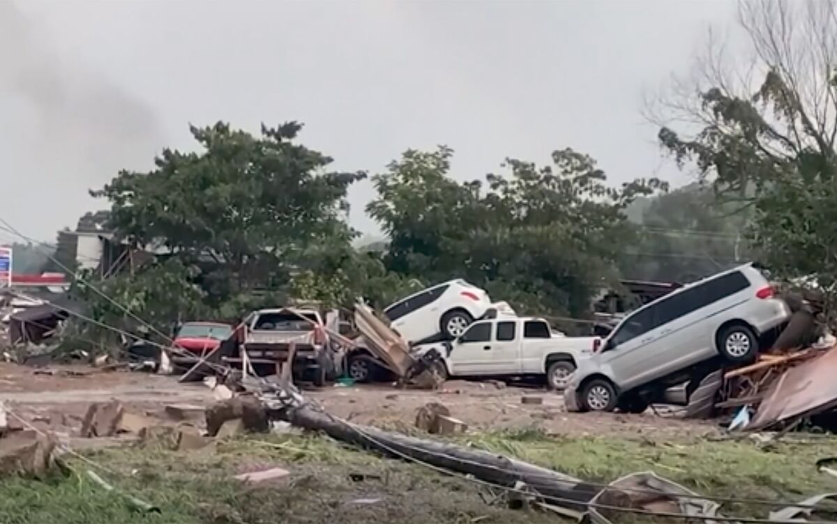 22 Dead, Many Missing After 17 Inches of Rain in Tennessee - Bloomberg