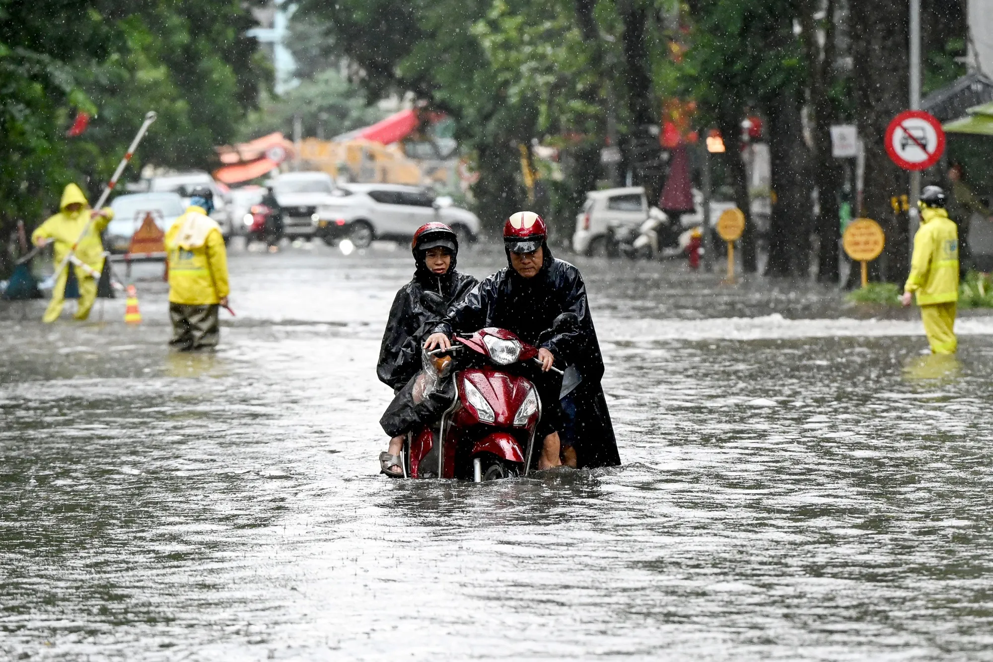 Vietnam Capital Flooded Again After Storm Matmo Sweeps In - Bloomberg