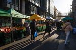 Shoppers pass market stalls&nbsp;in Croydon, Greater London, U.K.