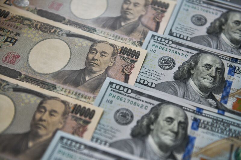 Japanese and US Banknotes Amid Pressure on Yen