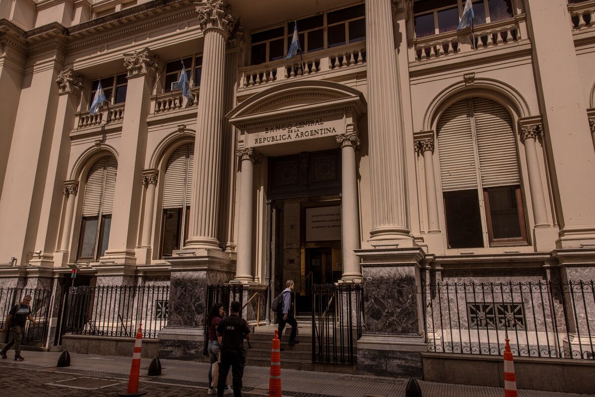 Argentina to Loosen Its Currency Policy and Build Reserves