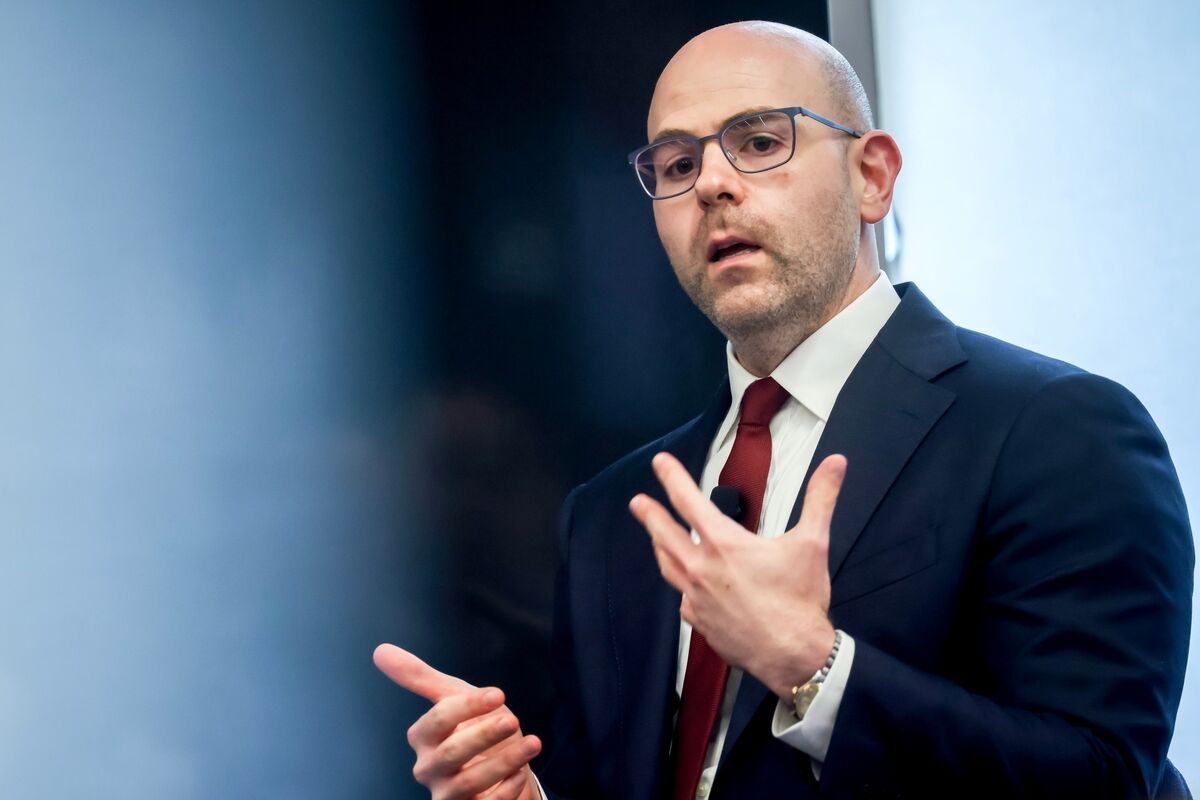 Fed’s Miran Says Trade Uncertainty Makes Rate Cuts More Urgent