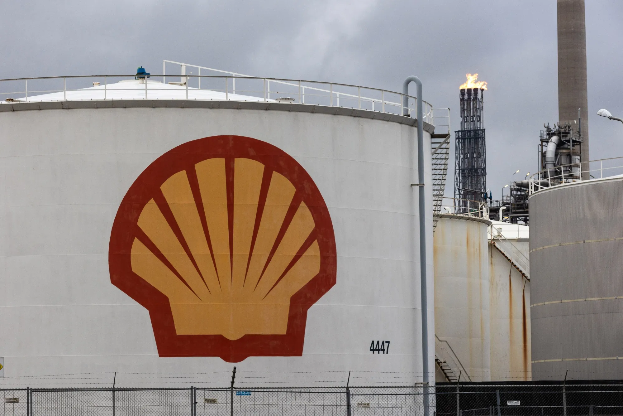 Shell Ag Packaging Updates Shell Moderates 2030 Emissions-Cut Target in Strategy Update - Bloomberg