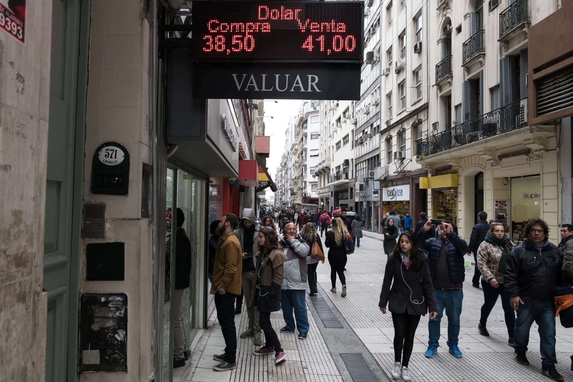 People wait in line outside of a currency exchange house in Buenos Aires&nbsp;on&nbsp;Aug. 30.&nbsp;