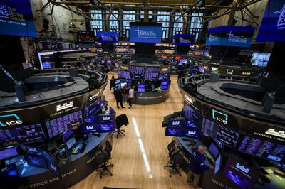 Traders At The New York Stock Exchange As Stocks Trim Declines With Oil Traders On Edge