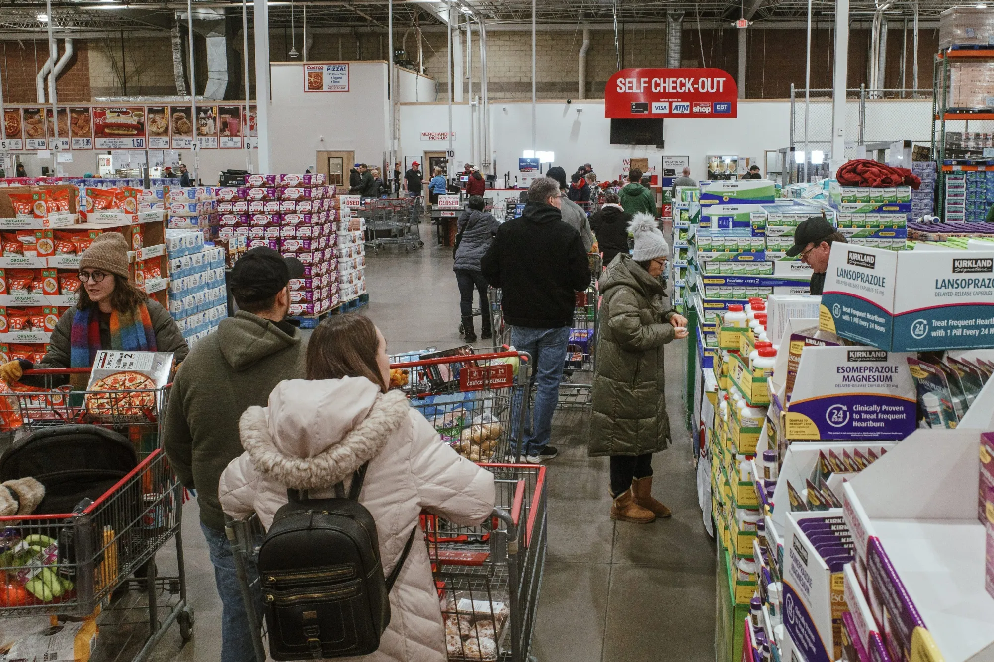 Shoppers wait in line at the cash registers at a grocery store&nbsp;in Lenexa, Kansas.&nbsp;