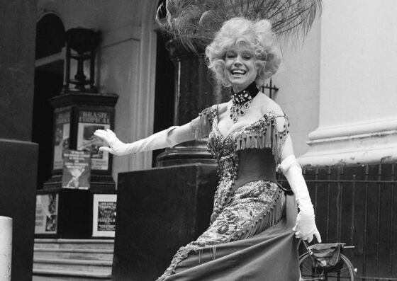 Carol Channing, Raspy-Voiced ‘Dolly’ of Broadway, Dies at 97