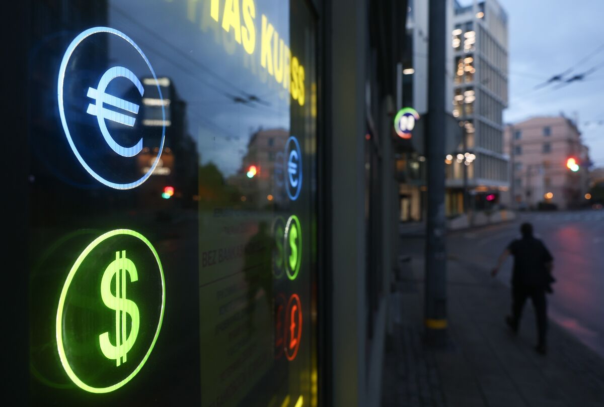 Dollar Set to Weaken Beyond August on Rate Cuts, Trump-Fed Fight