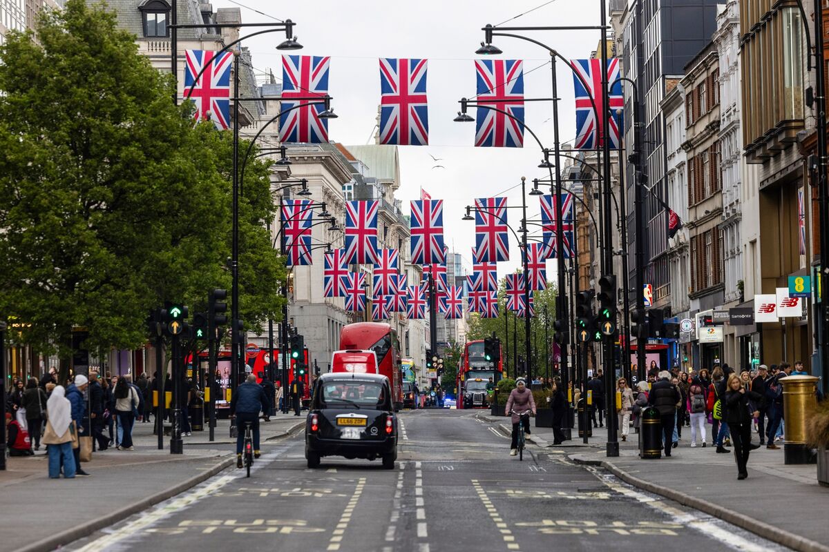 UK Households Save More of Their Income as Economic Fears Mount