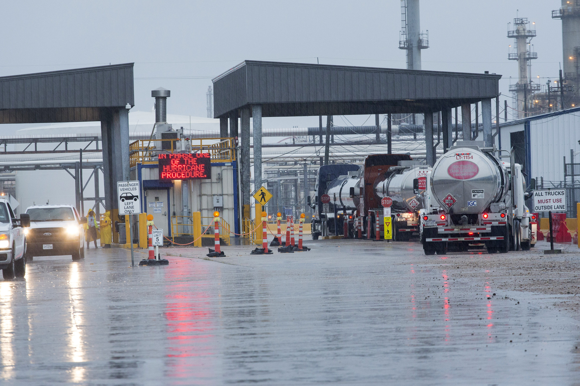 Harvey hits U.S. oil hub with massive winds, torrential rain