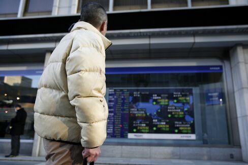 株価ボードを見る投資家
