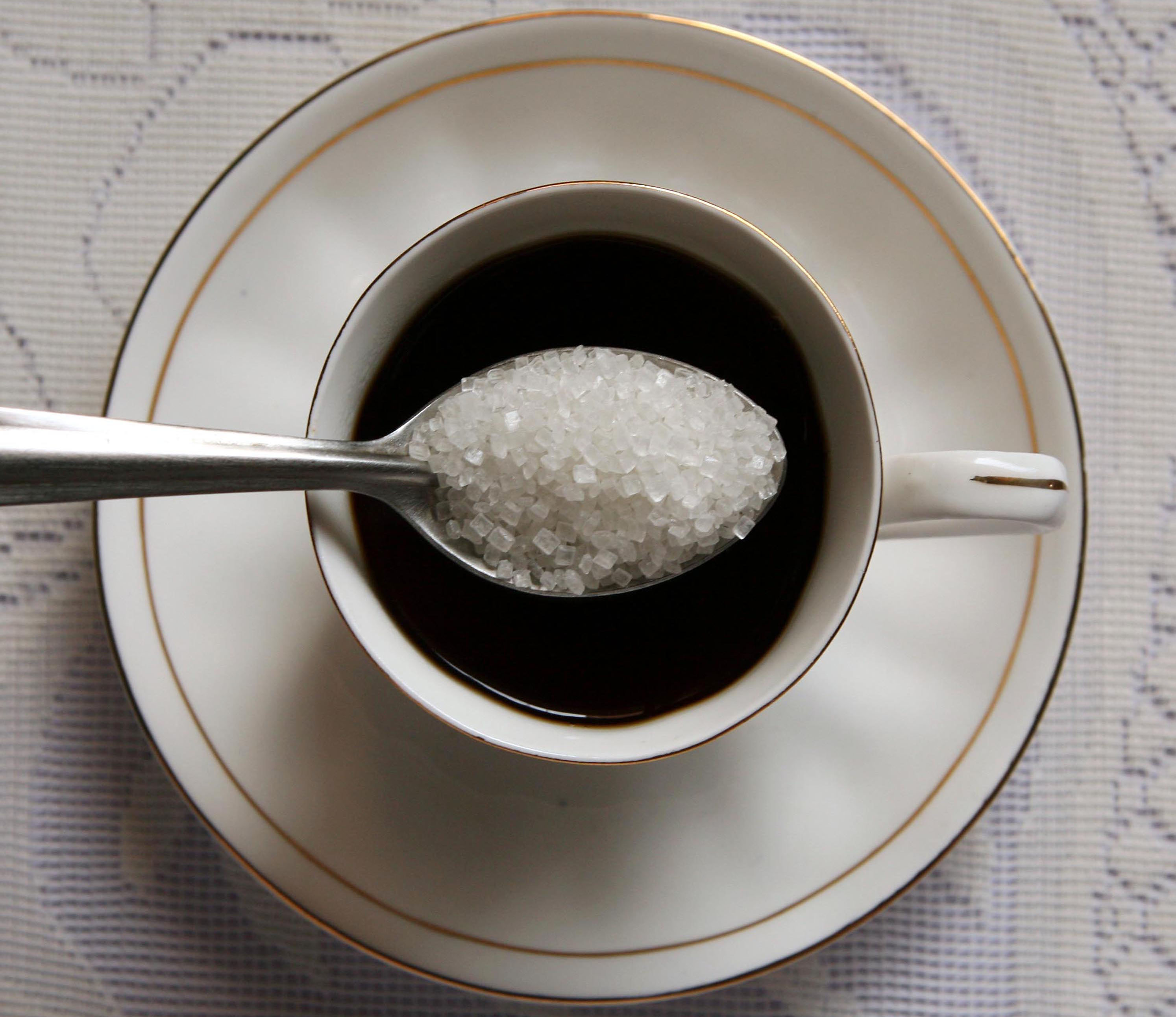 Не кладу сахар в чай. Чай с сахаром. В чай ложки сахара. Сахар в чашке. Чай сахара.