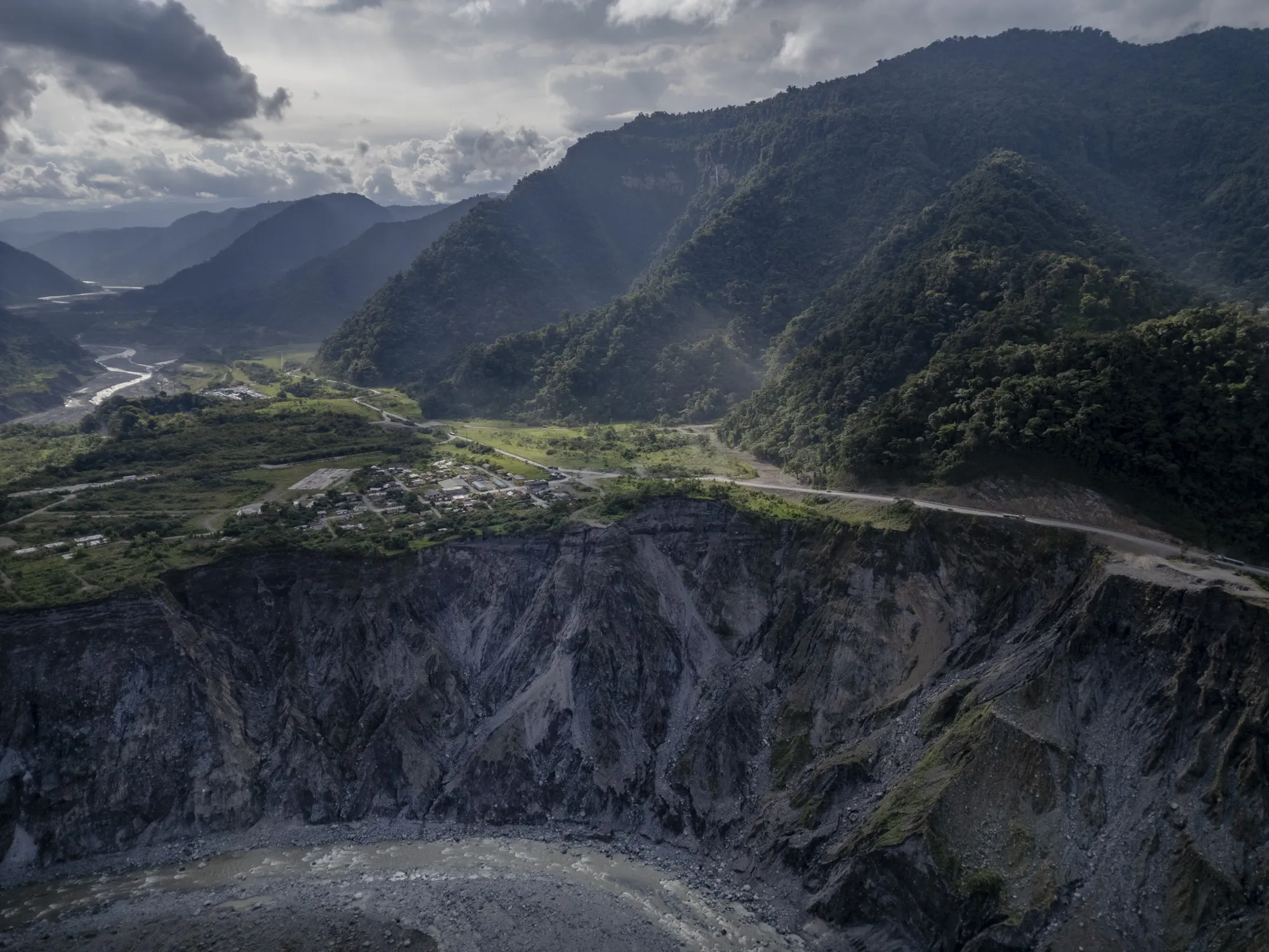 Socavón de San Luis, causado por la erosión regresiva del río Coca. 12 de diciembre de 2024.
