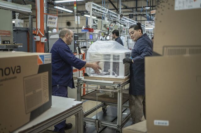 Workers package an air conditioner at the Electra/Aires del Sur factory. 
