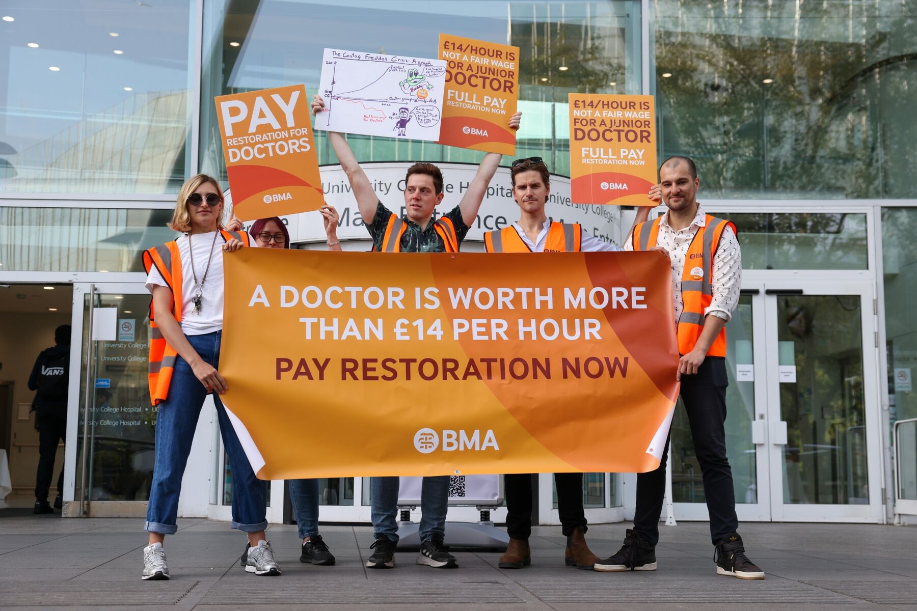 England’s Junior Doctors Begin Longest Strike In NHS History - Bloomberg