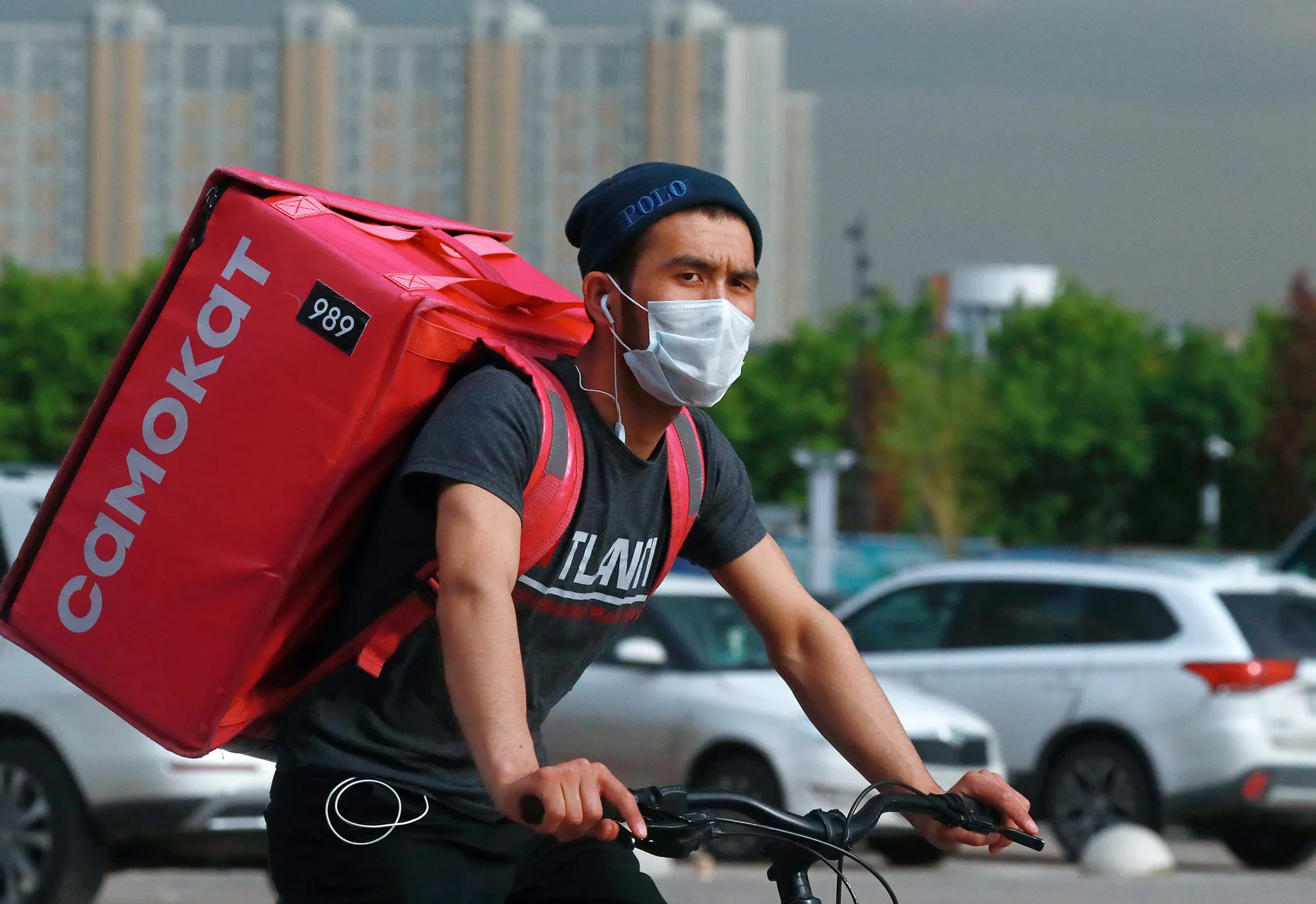 &nbsp;A courier of the Samokat food delivery service in Moscow.&nbsp;