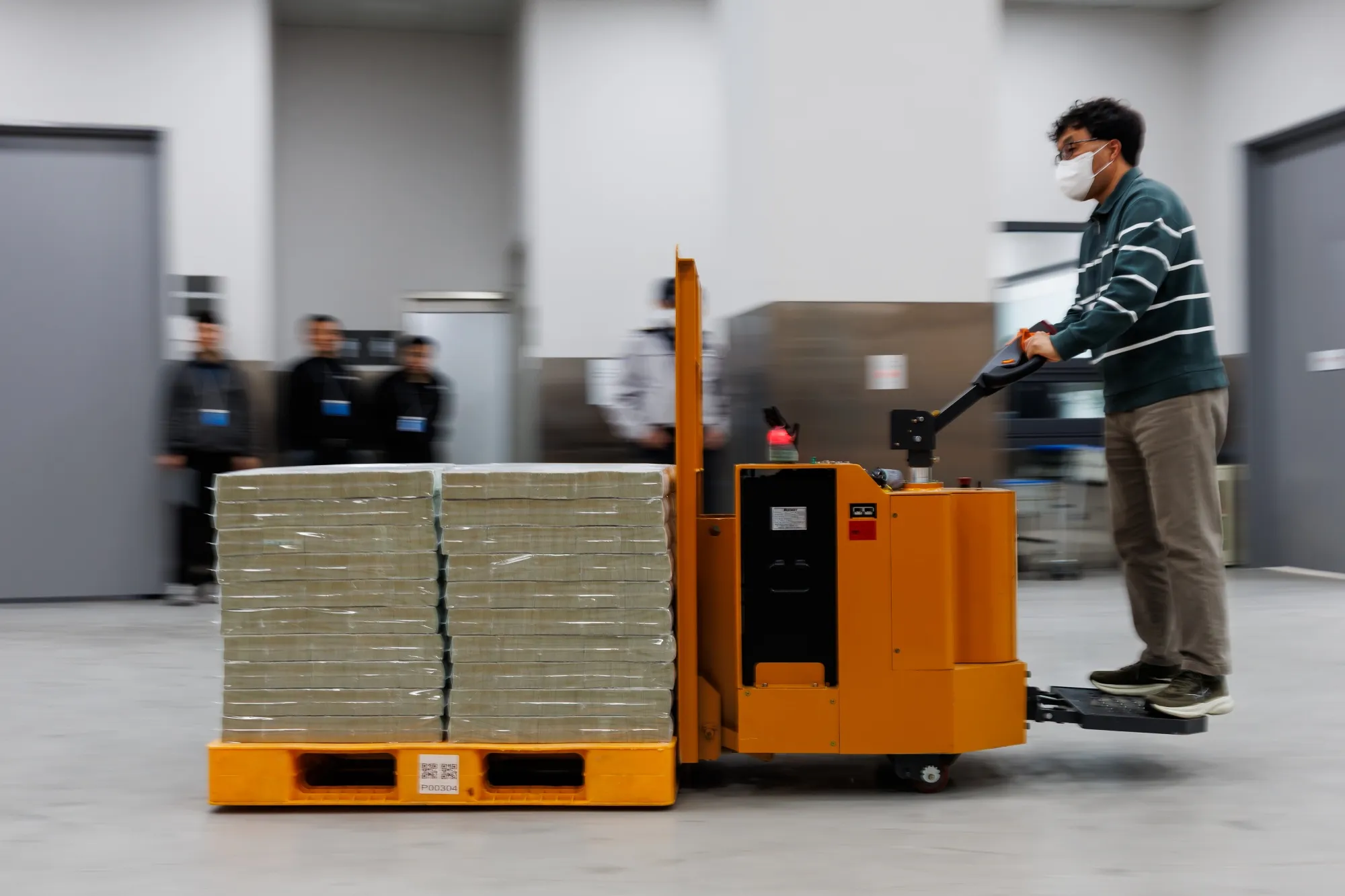 A worker moves bundles of South Korean 50,000 won banknotes at the Bank of Korea (BOK) headquarters&nbsp;in Seoul.