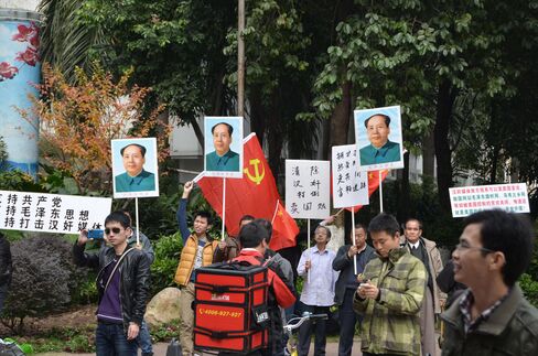 Maoists Face Off With Anti-Censorship Protesters in China