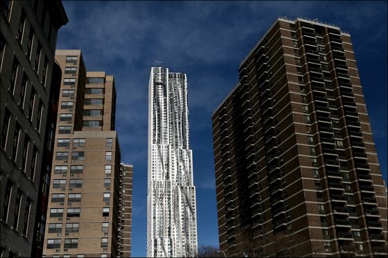 Manhattan Landlords’ Latest Lure: Free Rent Until Next Year
