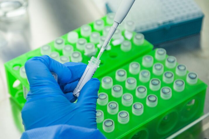 A lab technician uses a pipette dropper. 