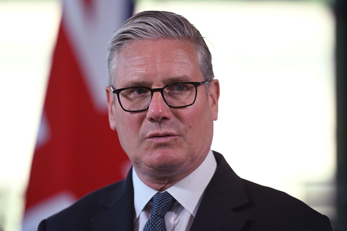 UK Jobs Slump Deepens as Starmer Woes Add to Headwinds, REC Says