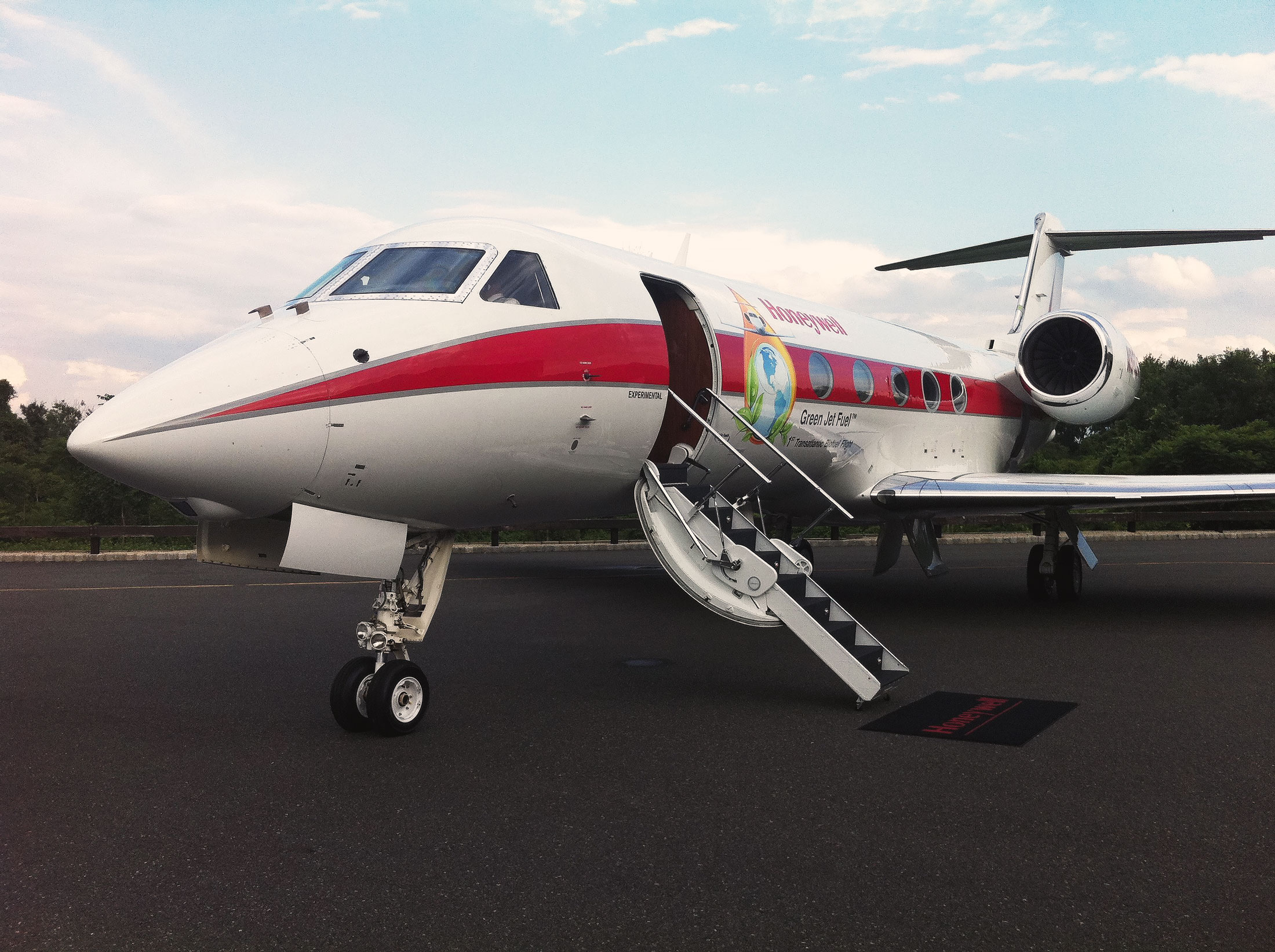 Honeywell’s&nbsp;Gulfstream G450&nbsp;on the tarmac in Morristown, N.J., before the first biofuel-powered transatlantic flight on June 17, 2011.&nbsp;&nbsp;