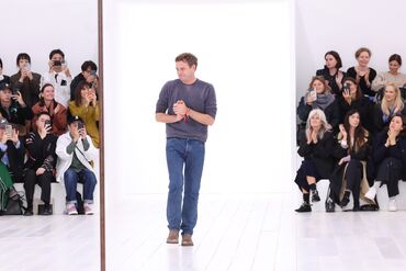 Loewe: Runway - Paris Fashion Week - Womenswear Spring-Summer 2025
