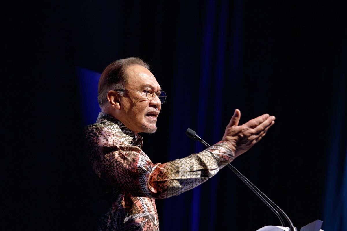 Malaysia’s Anwar Is Said to Weigh Delaying National Elections