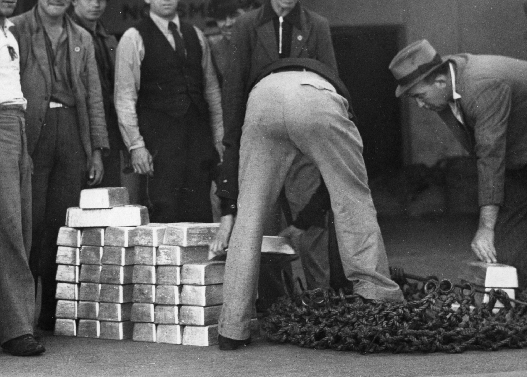 A large consignment of gold in Cape Town in 1939.