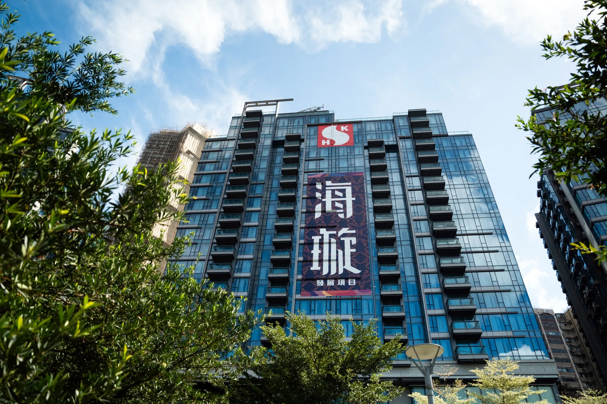 Hong Kong’s Biggest Developer Sees First-Half Profit Fall 6% - Bloomberg