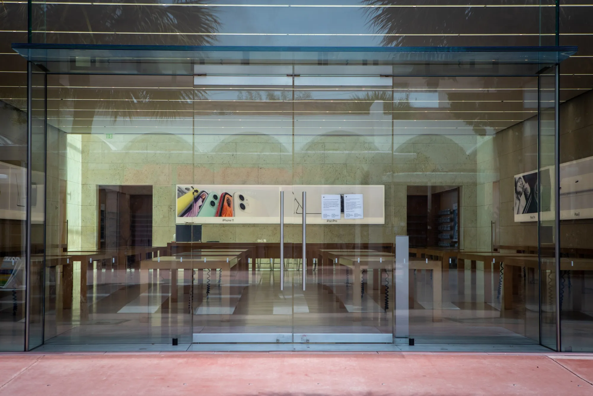 An Apple Inc. store stands temporarily closed in Miami Beach.