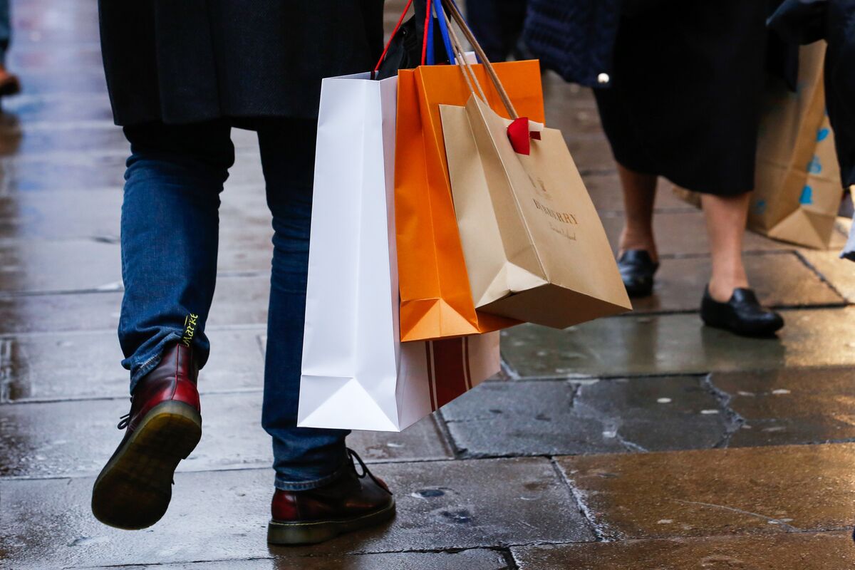 U.K. Consumer Confidence Hits a Four-Year Low - Bloomberg