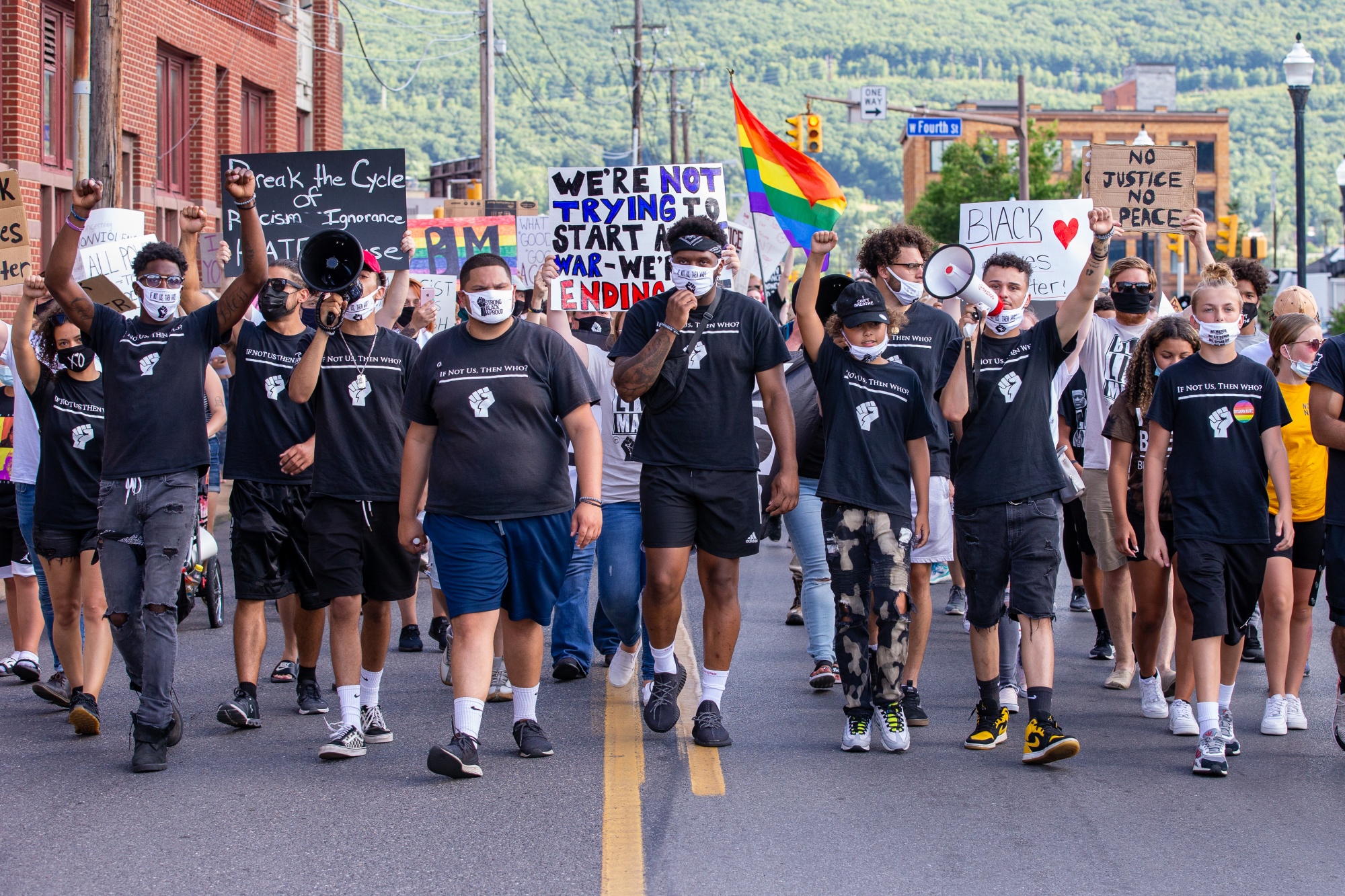 Neighbors thank organizer with surprise parade after COVID-19