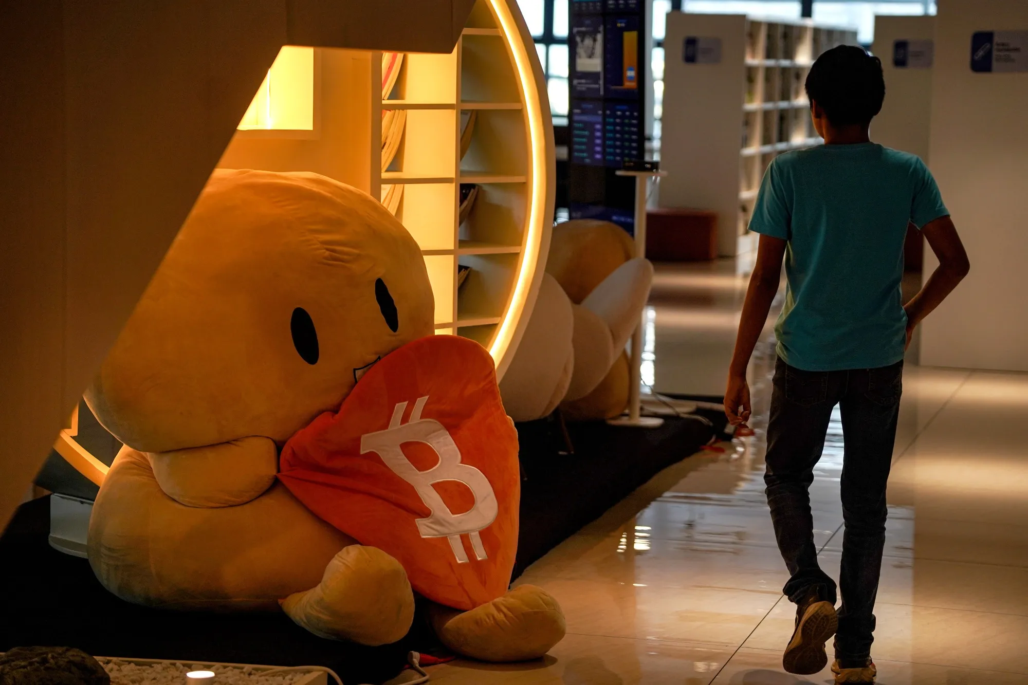 Crypto 86% Wipeout Crashed Hottest Trade After 2,600% Gain - Bloomberg