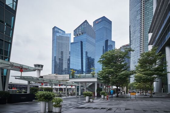Standard Chartered Considers Slashing Singapore Office Space