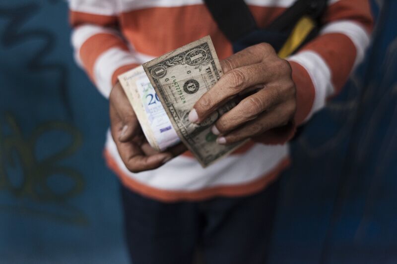 El dólar estadounidense una vez prohibido está de repente en todas partes en Venezuela