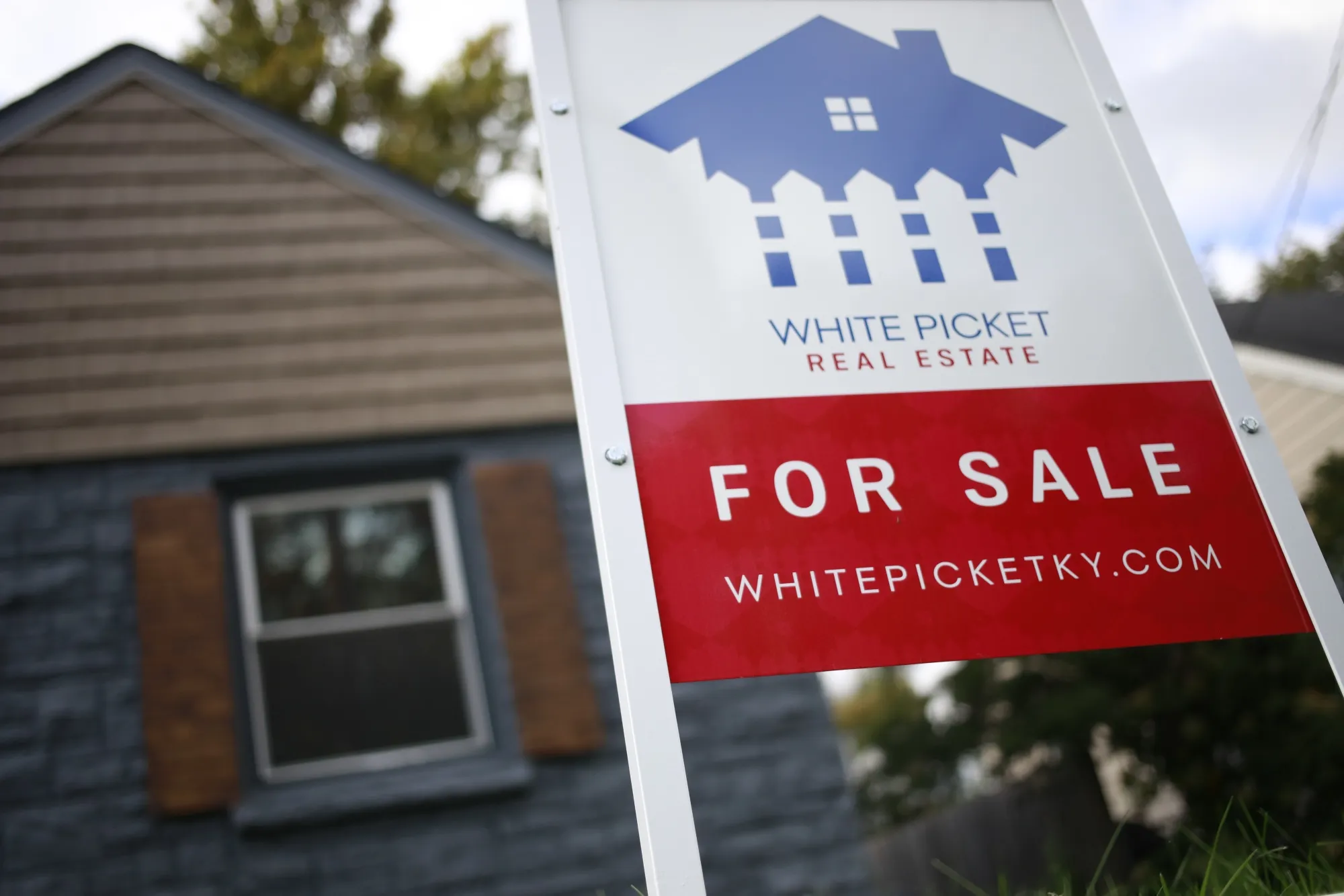A "For Sale" sign outside a home in Louisville, Kentucky, U.S., on Tuesday, Oct. 26, 2021.&nbsp;