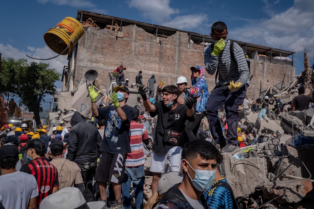 Rescatistas buscan señales de vida mientras aumenta el saldo del terremoto en Colombia