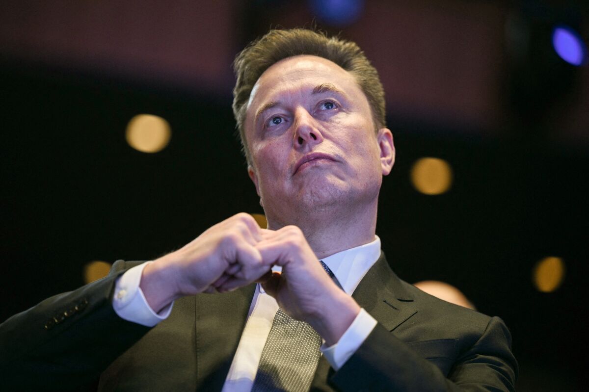 Finance: Elon Musk stands to gain $760 billion from SpaceX's Mars-related compensation plans if certain performance targets are met.