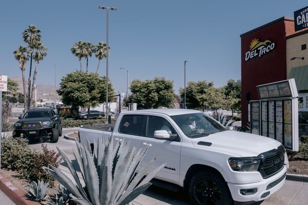 стосується чат-ботів, які приймають замовлення у фаст-фуді Drive-Thrus